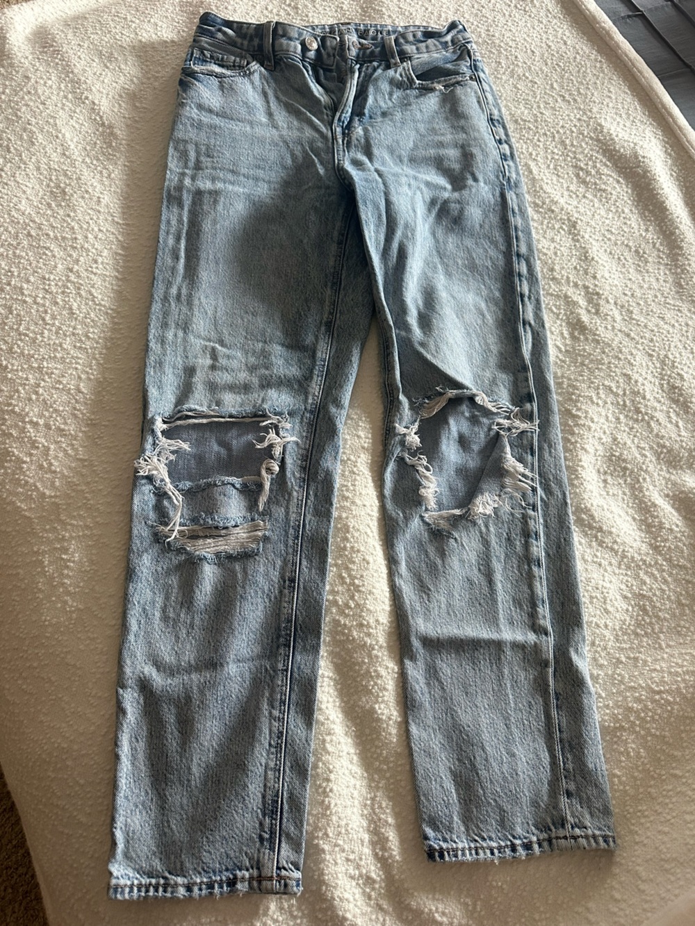American Eagle Womans’ Light Blue Distressed Knee Jeans